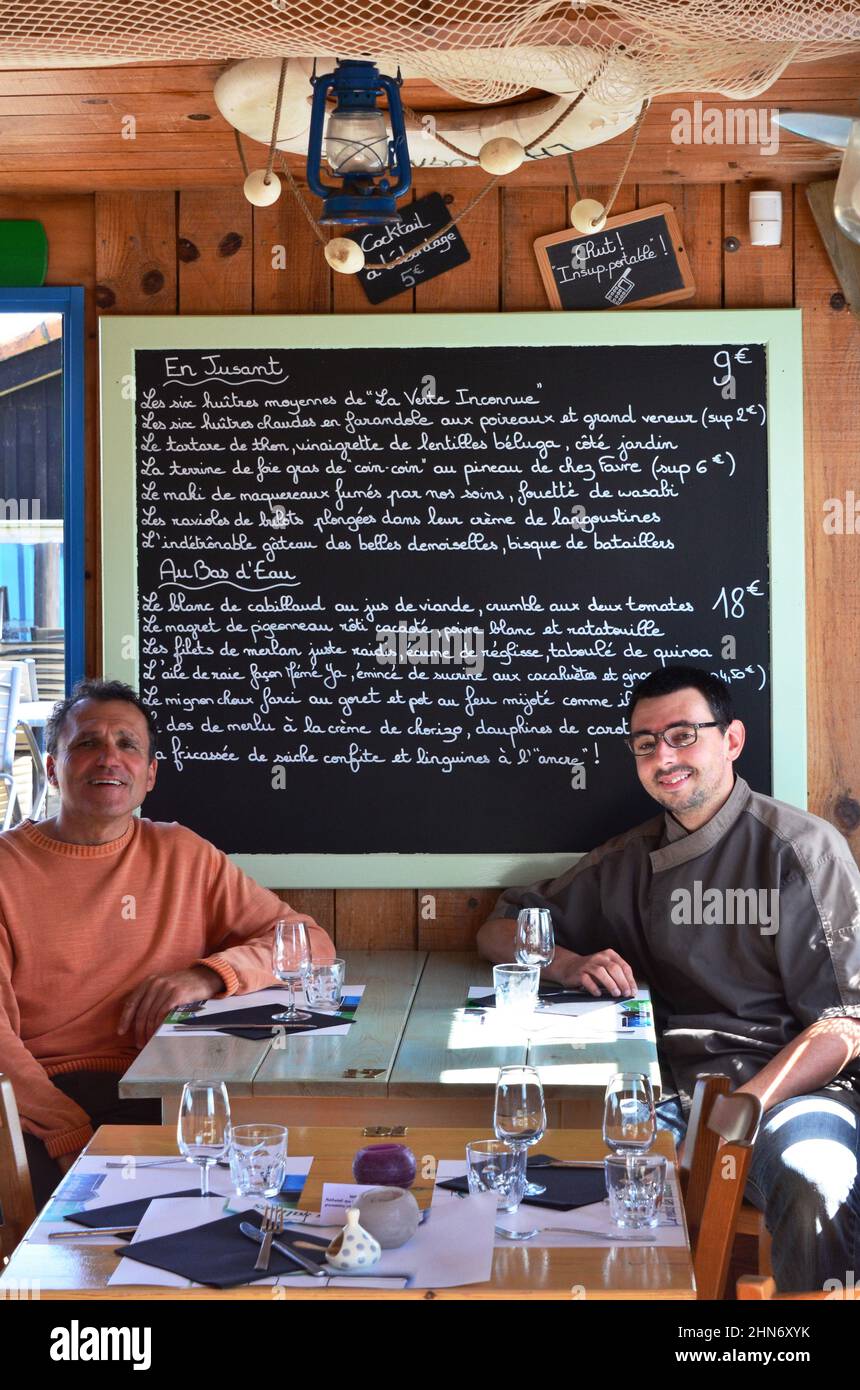 FRANCE. CHARENTE-MARITIME (17). ISLAND OF OLERON. PORT DES SALINES. JAMES ROBERT, OWNER OF THE RESTAURANT 'LE RELAIS DES SALINES' AND HIS COOK. Stock Photo