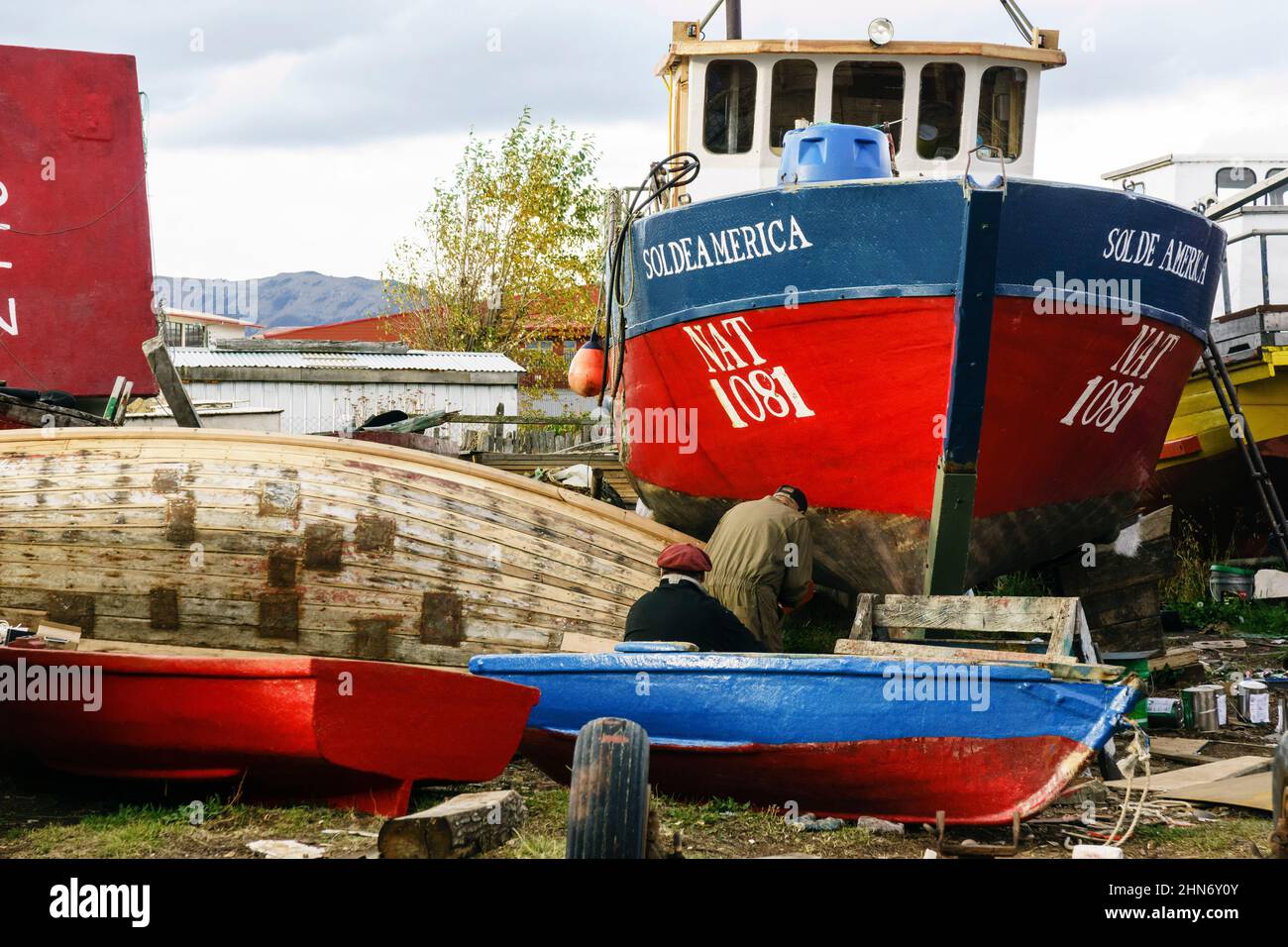 reparacion de barcos de pesca, Puerto Natales, Región de Magallanes , Antártica Chilena, Patagonia, República de Chile,América del Sur Stock Photo