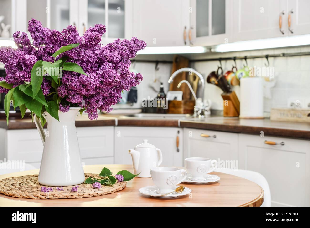 Purple kitchen cabinets hi-res stock photography and images - Alamy