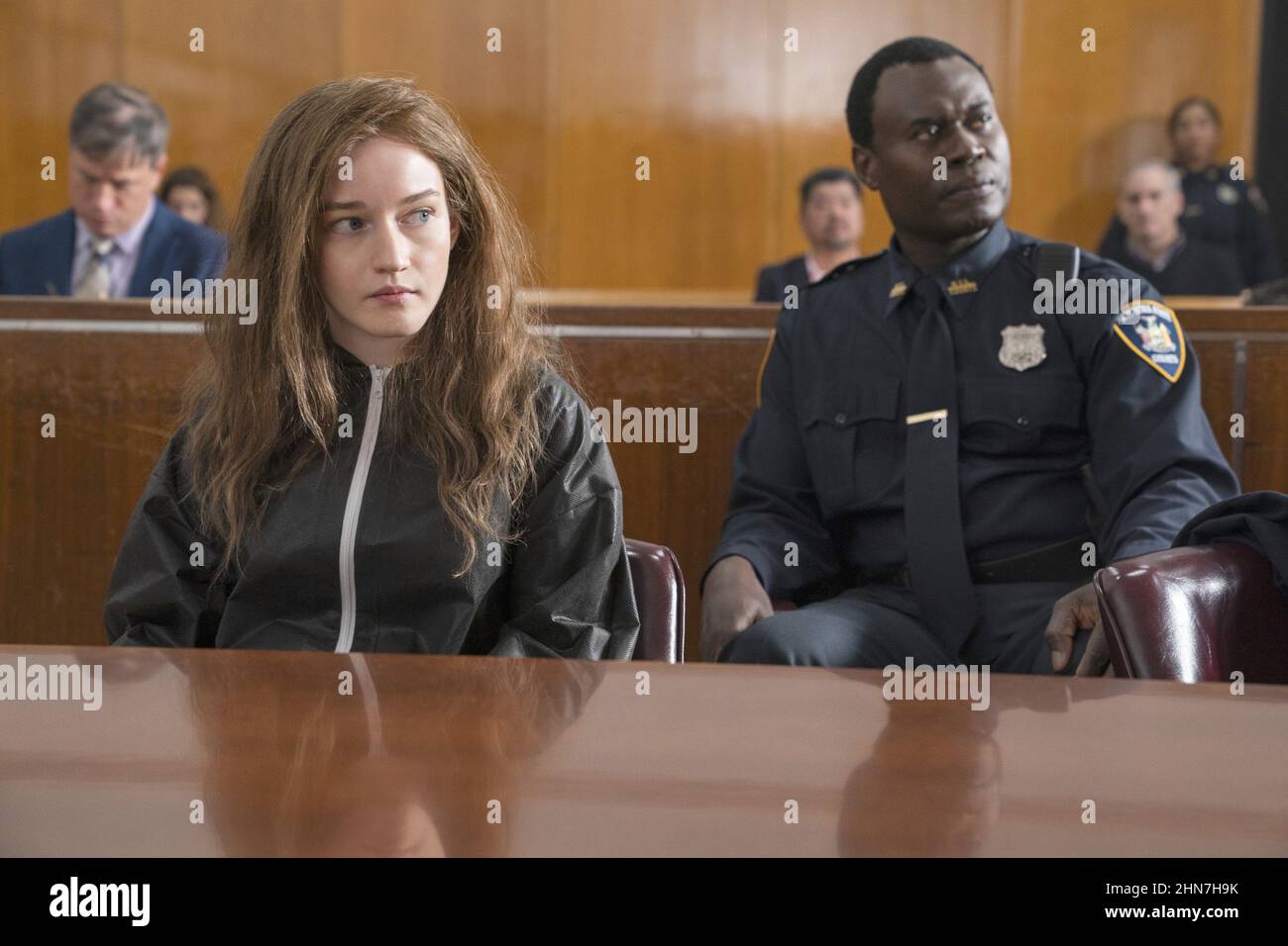 INVENTING ANNA, Julia Garner as Anna Delvey (left), (Season 1, ep. 101