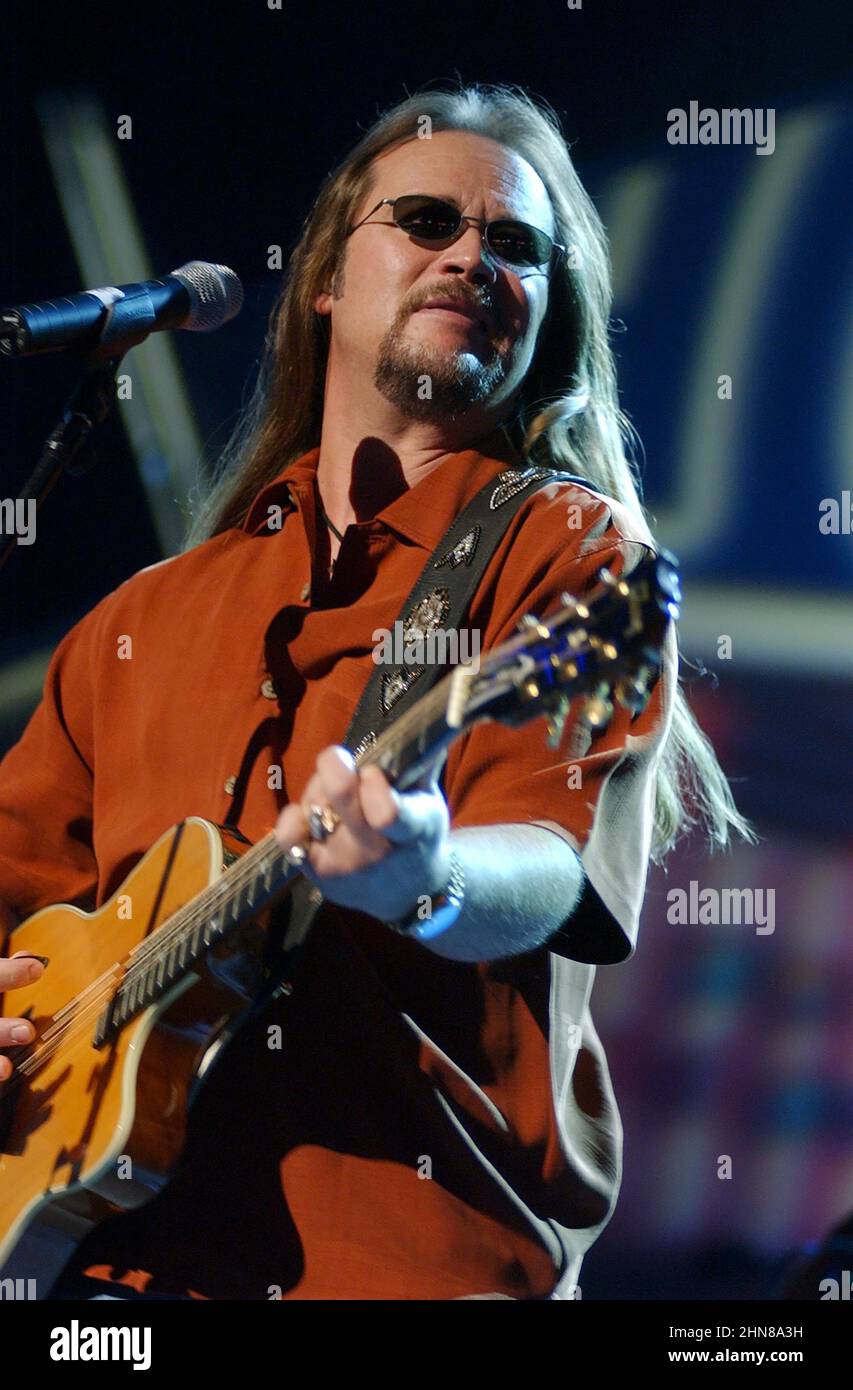 Travis Tritt performing in 2002 Credit: Ron Wolfson / Rock Negatives / MediaPunch Stock Photo