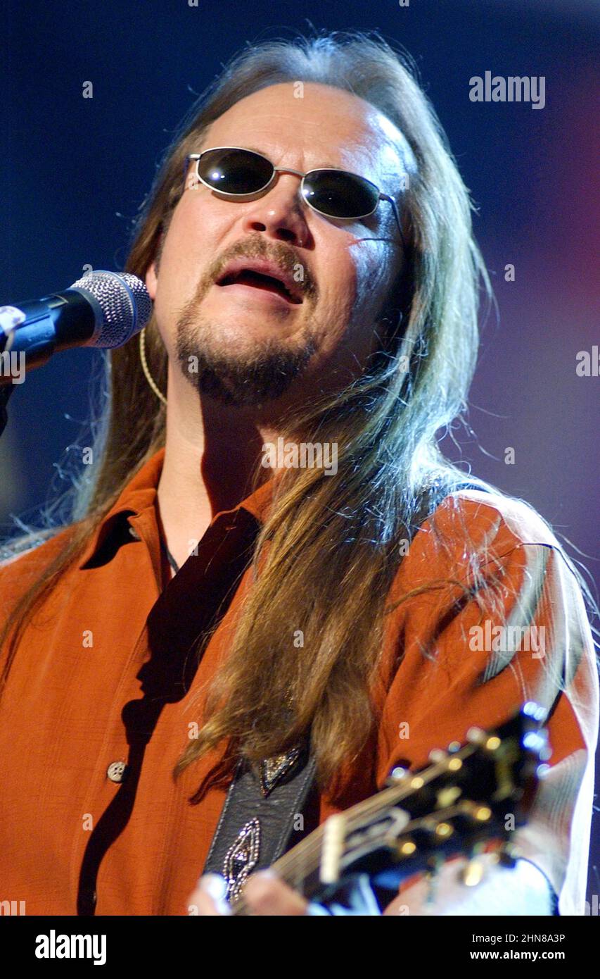 Travis Tritt performing in 2002 Credit: Ron Wolfson / Rock Negatives / MediaPunch Stock Photo