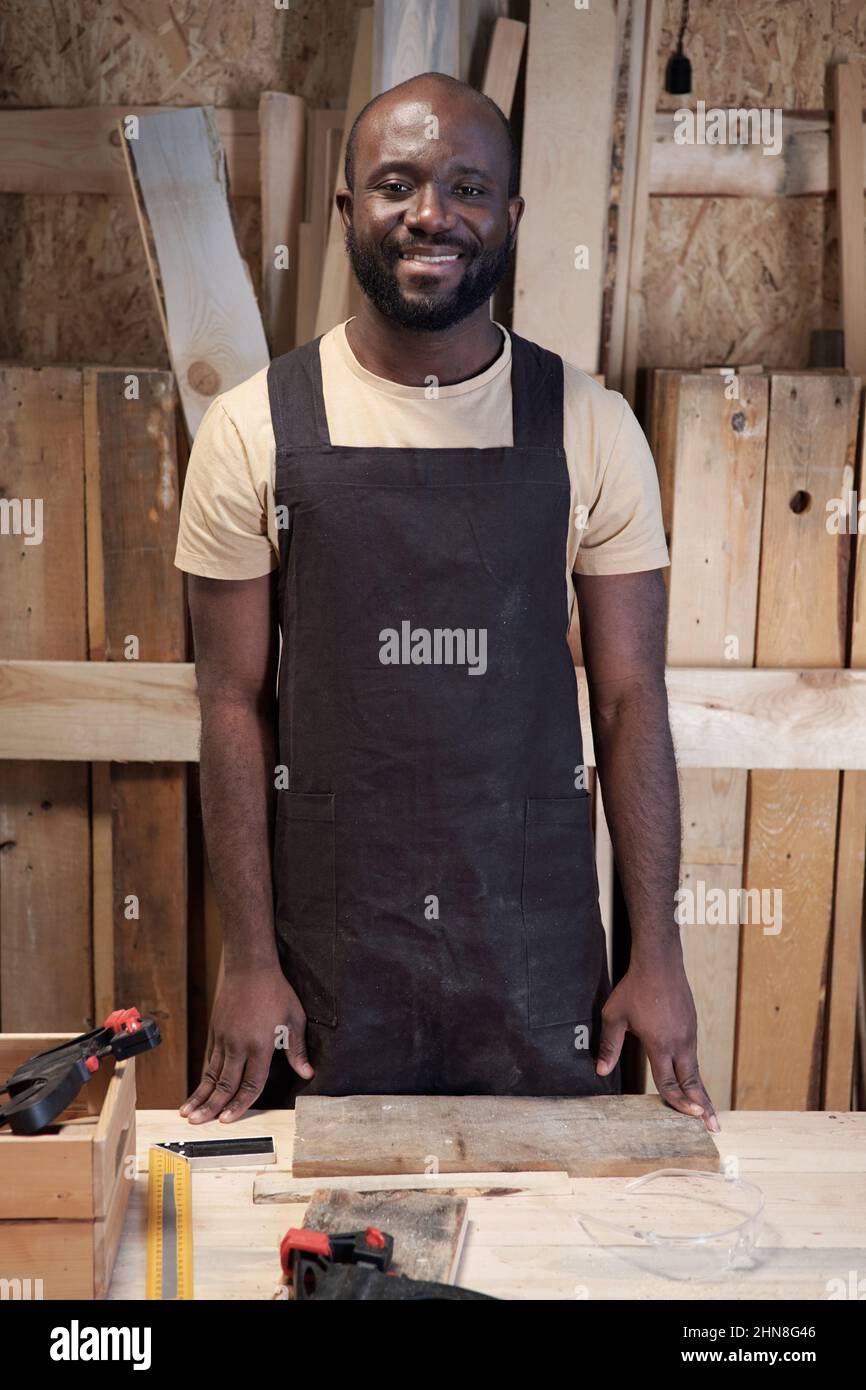 Man wearing black apron hi-res stock photography and images - Alamy