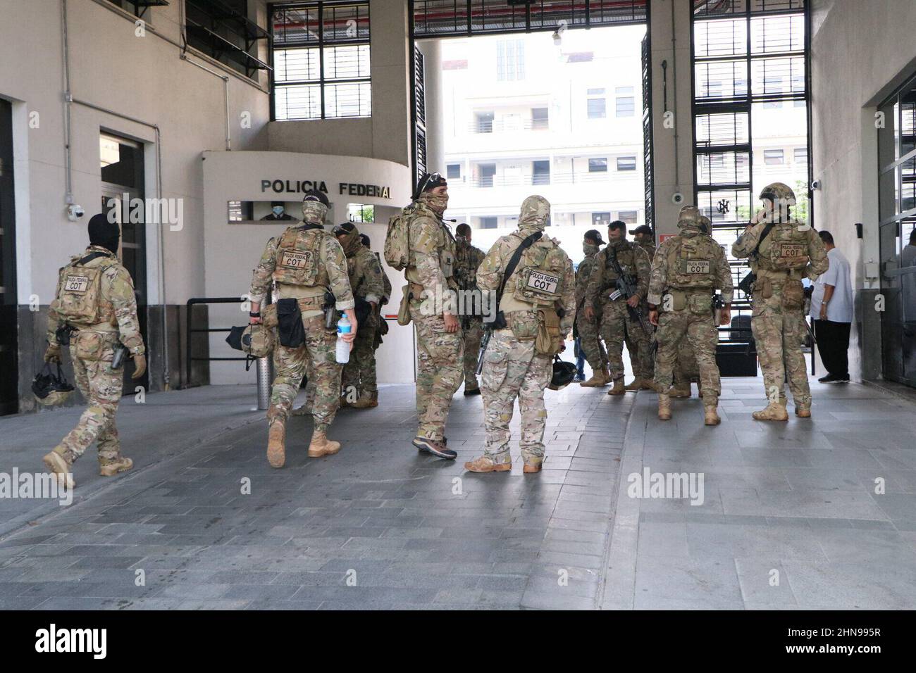 CHARLIE OSCAR TANGO_MIOLO.indd - Ícone Editora, image size:1300x956