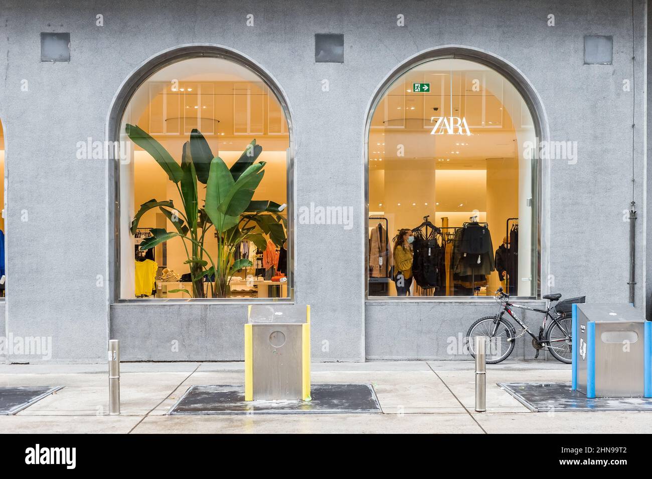 Ljubljana, Slovenia - 23 August, 2021: Zara brand clothing store display in  the city centre of Lljubljana Stock Photo - Alamy