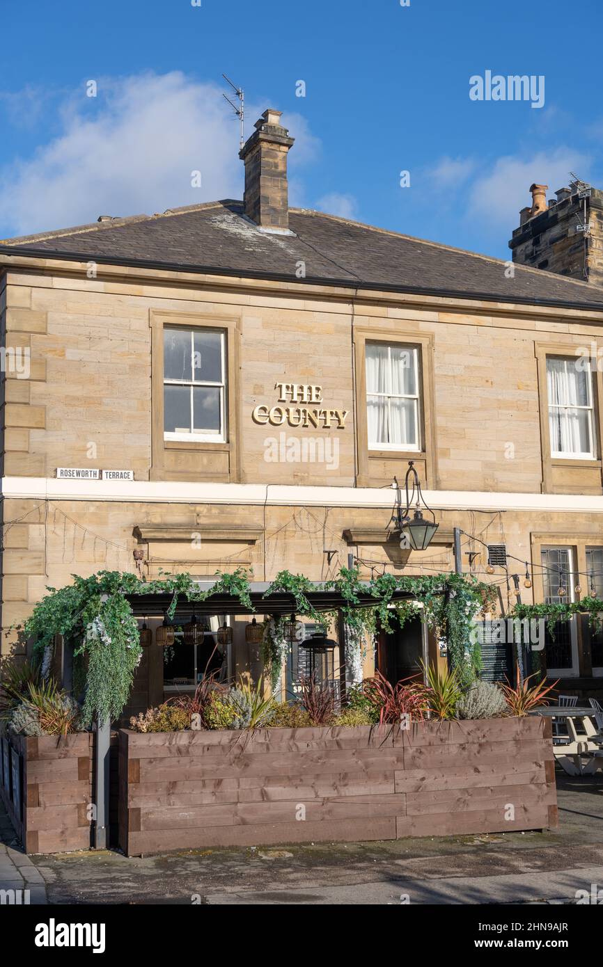 The County public house, on High Street, Gosforth, Newcastle upon Tyne, UK, with beer garden in the outdoor space. Stock Photo