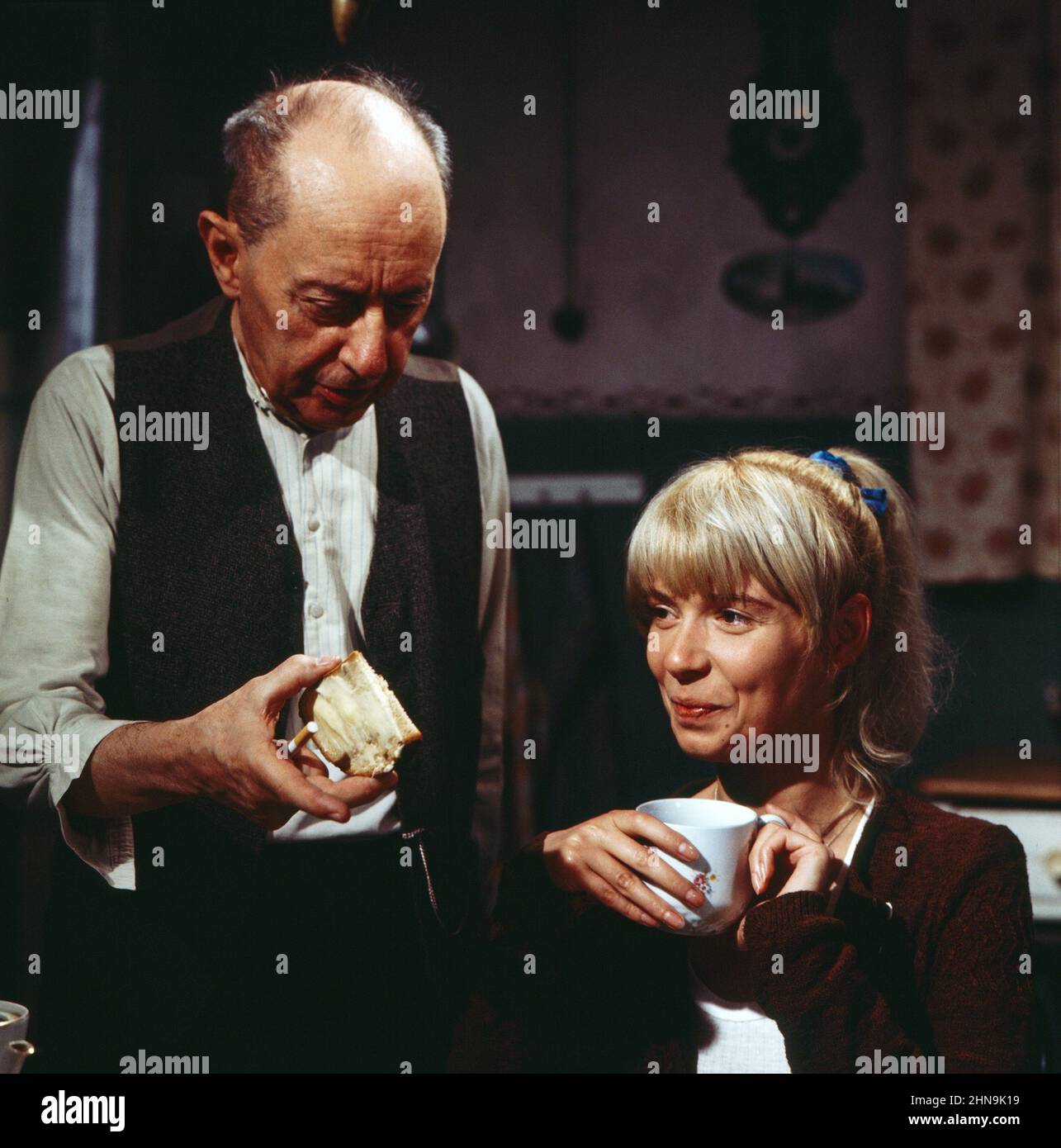 Strychnin und saure Drops, Fernsehfilm, Deutschland 1974, Regie: Franz Peter Wirth, Darsteller: Curt Bois, Ingrid Steeger Stock Photo