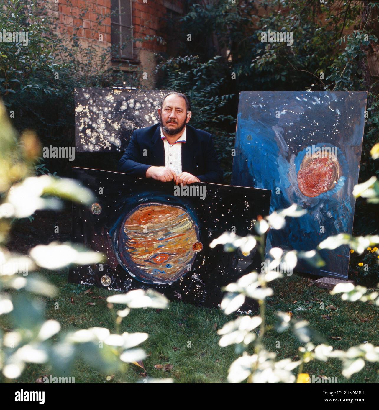 Hugo Käufl, deutscher Maler, fertigt Gemälde über die Entstehung des Universums in seinem Heimatort Pöttmes an, Deutschland um 1976. Stock Photo