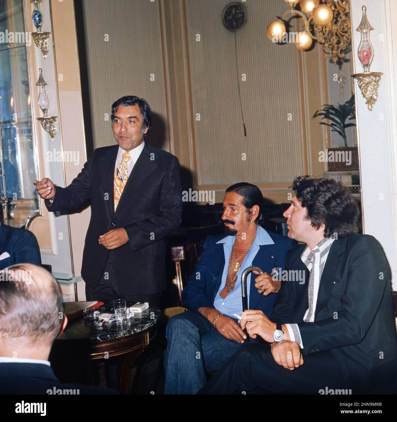Jaime de Mora y Aragon, spanischer Schauspieler und Lebemann, zwischen Helmut Zilk (links) und Regisseur Peter Patzak bei einer Abendveranstaltung in Österreich, um 1974. Stock Photo