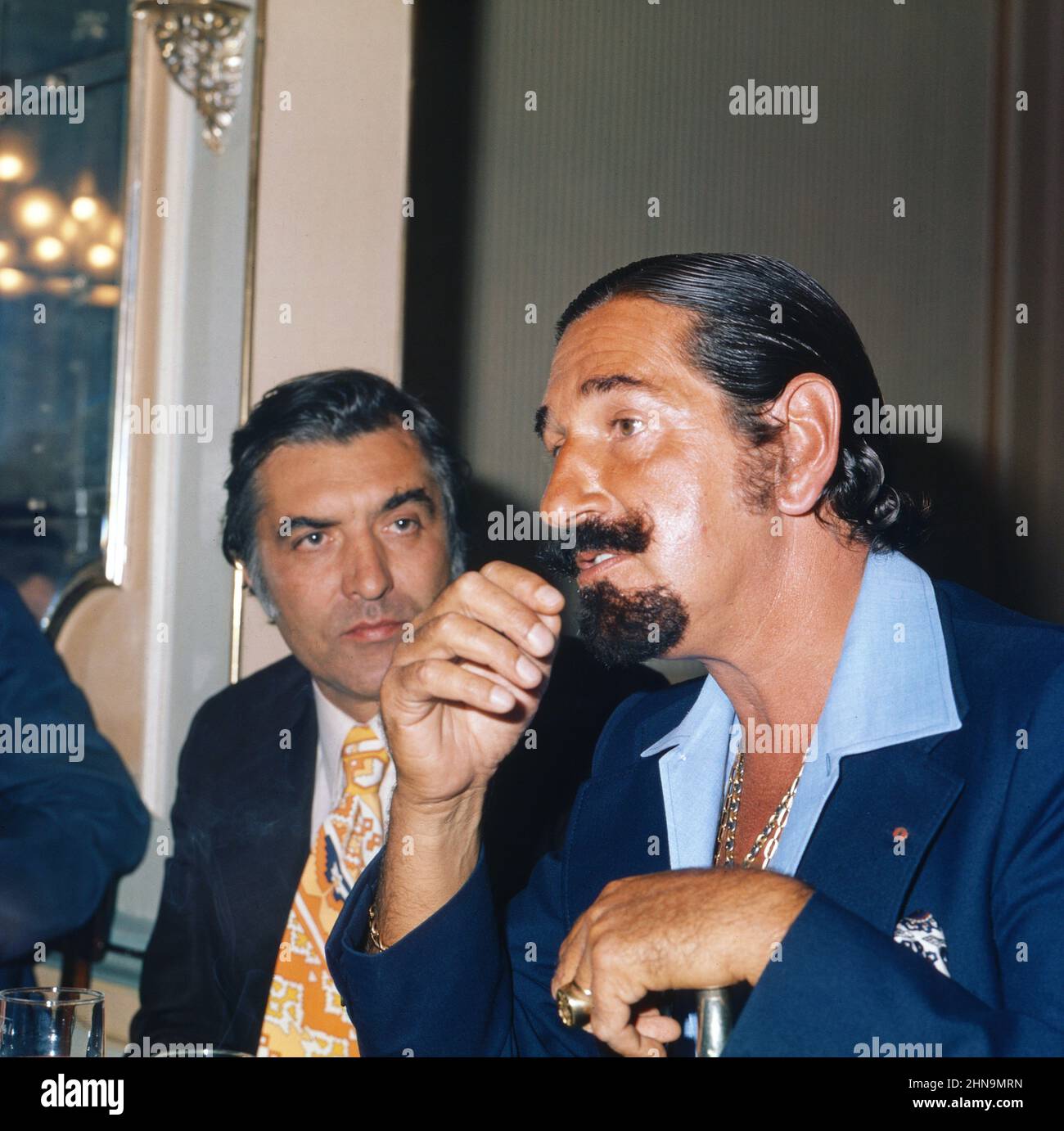 Jaime de Mora y Aragon, spanischer Schauspieler und Lebemann, neben Helmut Zilk (links) bei einer Abendveranstaltung in Österreich, um 1974. Stock Photo