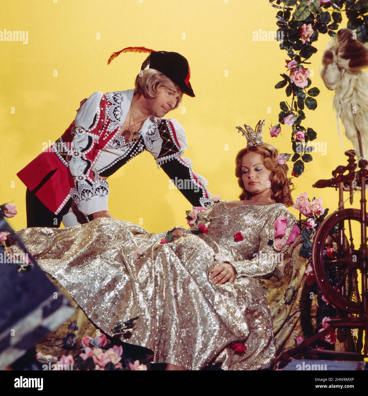 Ernst H. Hilbich als Prinz und Christiane Rücker in einem Sketch zum Thema 'Dornröschen' in der Show 'Hätten Sie heut’ Zeit für mich?', Deutschland um 1974. Stock Photo