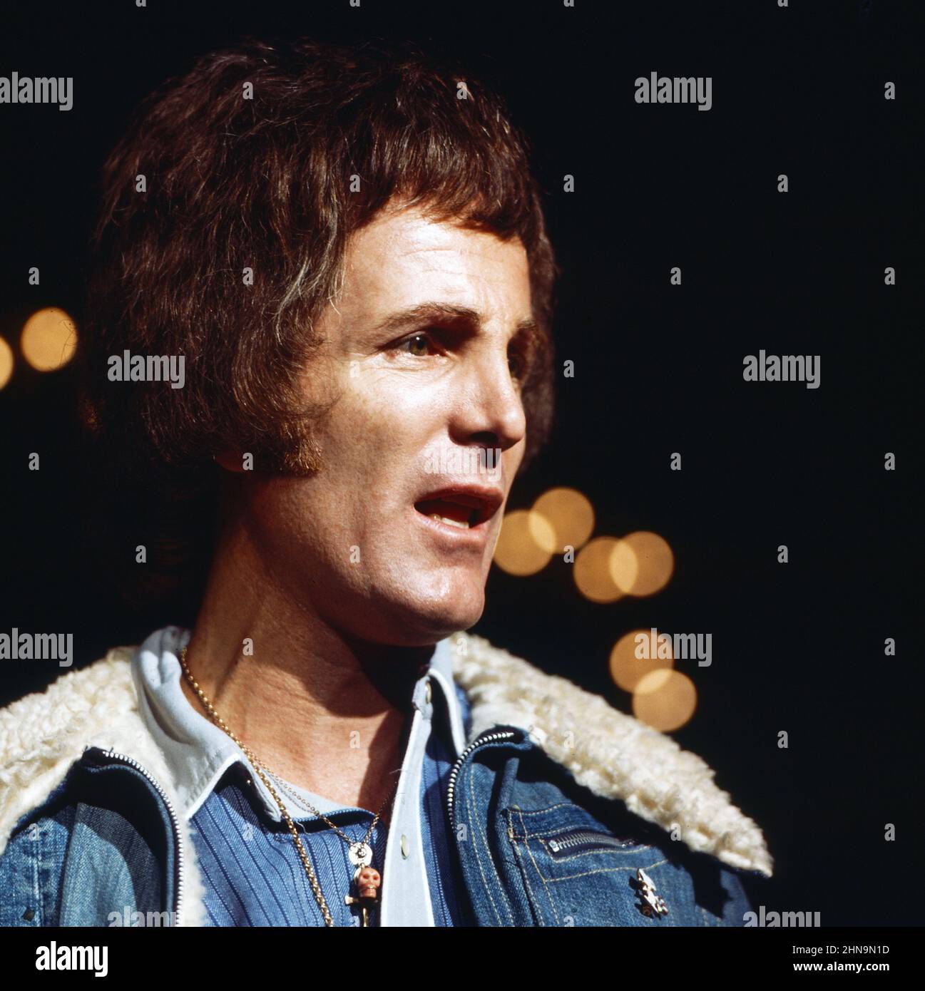 Steve Rowland, amerikanischer Sänger und Plattenproduzent, bei einem Auftritt in Deutschland, um 1974. Stock Photo