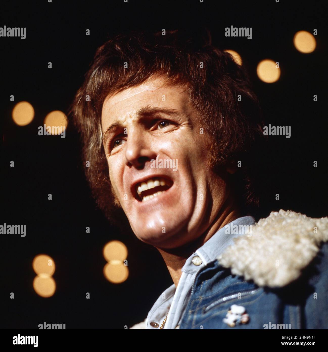 Steve Rowland, amerikanischer Sänger und Plattenproduzent, bei einem Auftritt in Deutschland, um 1974. Stock Photo
