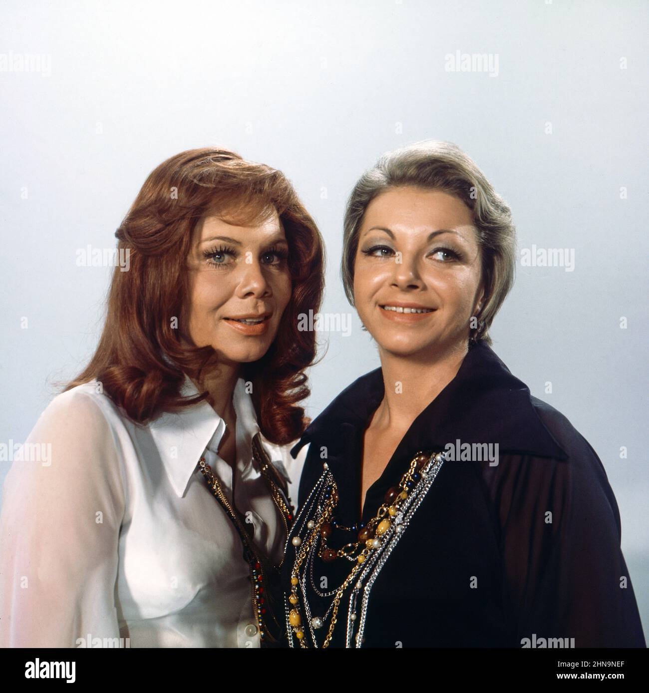Honey Twins, österreichisches Gesangsduo des deutschen Schlagers der Nachkriegszeit, bestehend aus Andrea Horn alias Hedi Prien und Beatrix Trixie Kühn, Deutschland um 1974. Stock Photo