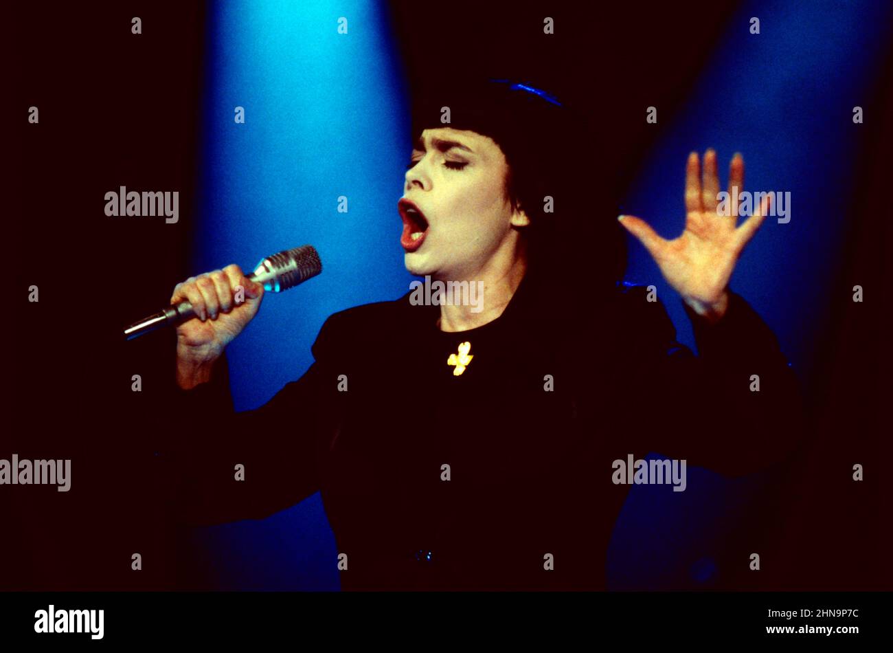 Mireille Mathieu, berühmte französische Sängerin, Auftritt in einer TV Show ,1996.  French singer Mireille Mathieu, TV show performance, 1996. Stock Photo