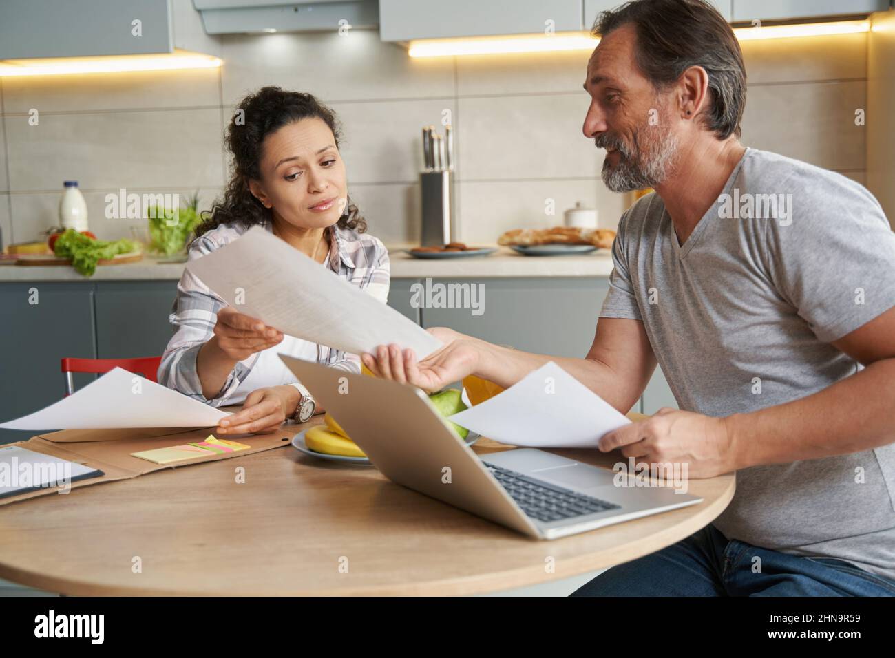 Man woman work papers hi-res stock photography and images - Alamy