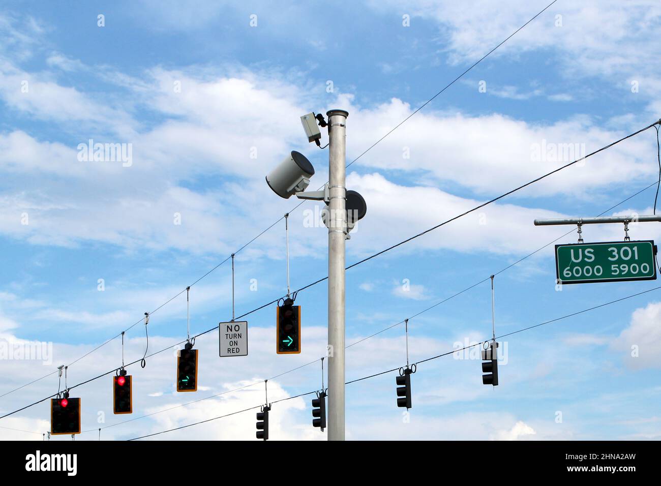 U.S. Route 301 mit zahlreichen Verkehrsampeln und Straßenüberwachung. Florida, USA. Stock Photo