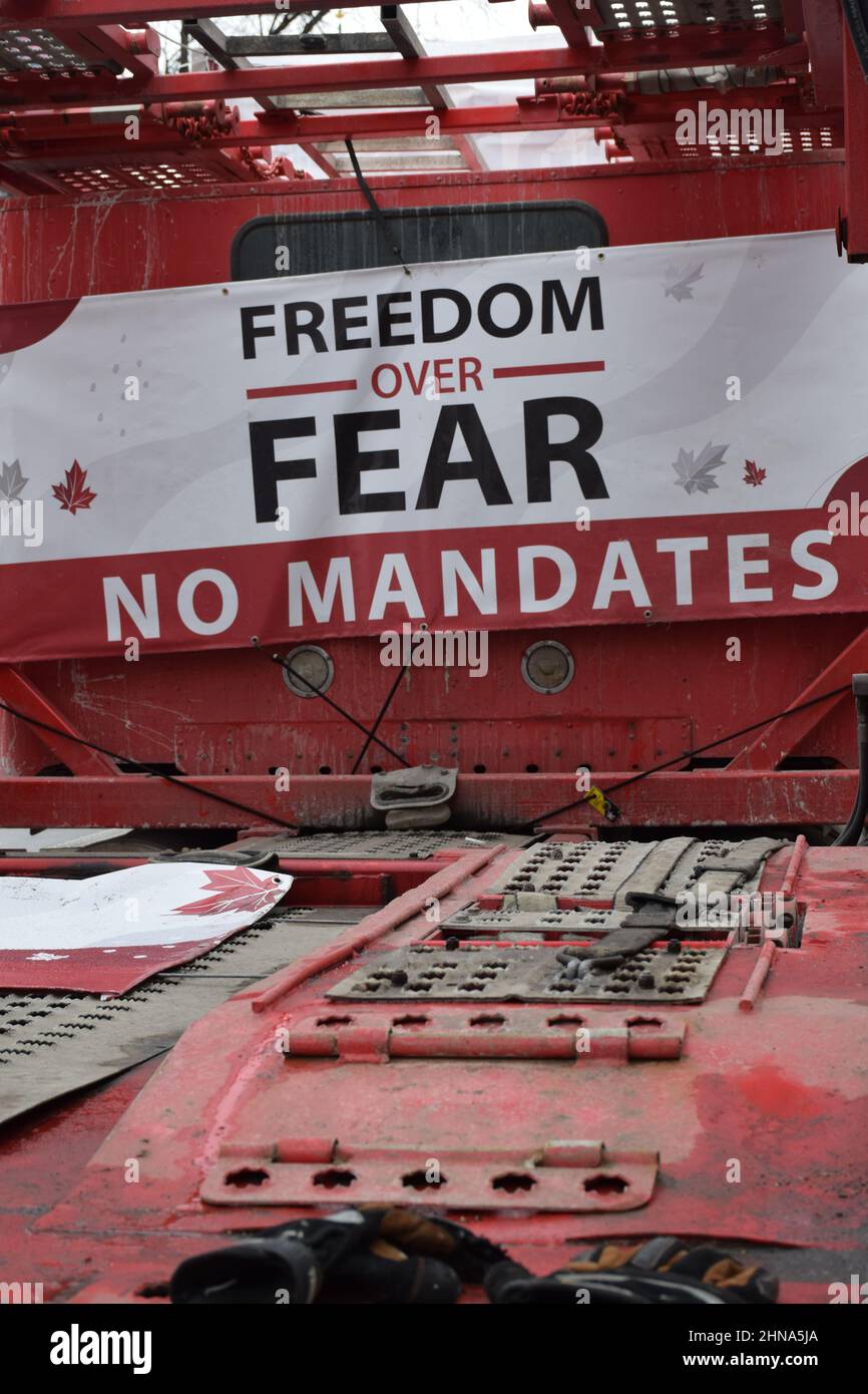 Sign that reads fredom over fear no mandates fixed on a semi-trailer Stock Photo