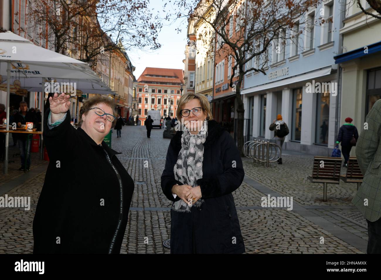 Im Bild: Renate Peter und Barbara Klepsch. Kultur- und Tourismusministerin Barbara Klepsch besucht die Stadtführerin Renate Peter, um sich ein Bild üb Stock Photo