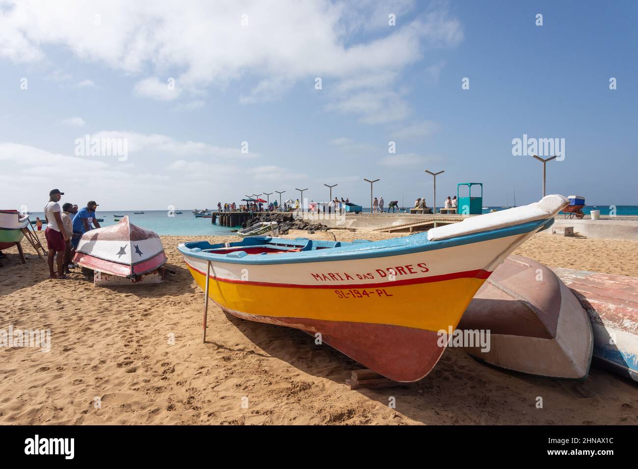 Colourful fishing boat and Pontao Santa Maria fishing wharf, Praia Santa Maria, Santa Maria, Sal, República de Cabo (Cape Verde) Stock Photo