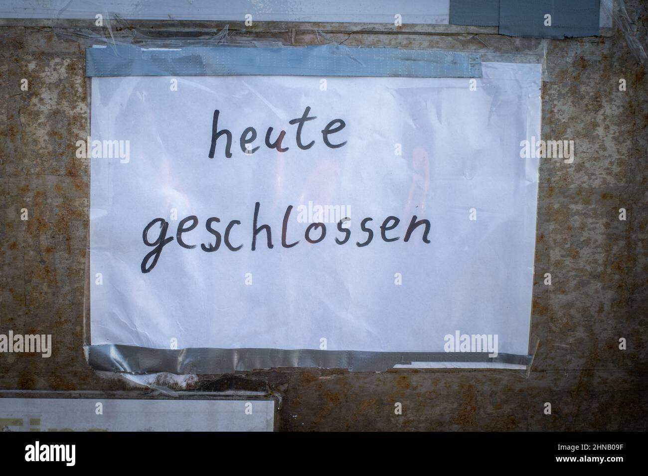 Handwritten Closed Sign Handwritten closed business sign hi-res stock photography and images ...
