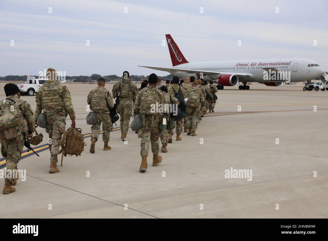 Fort Bragg, United States. 08 February, 2022. U.S. Army paratroopers from the 82nd Airborne Division and the 18th Airborne Corps load onto an Omni Air International charter aircraft February 8, 2022 at Fort Bragg, North Carolina. The soldiers are deploying to Eastern Europe in support of NATO allies and deter Russian aggression toward Ukraine. Credit: Sgt. Brian Micheliche/U.S Army/Alamy Live News Stock Photo