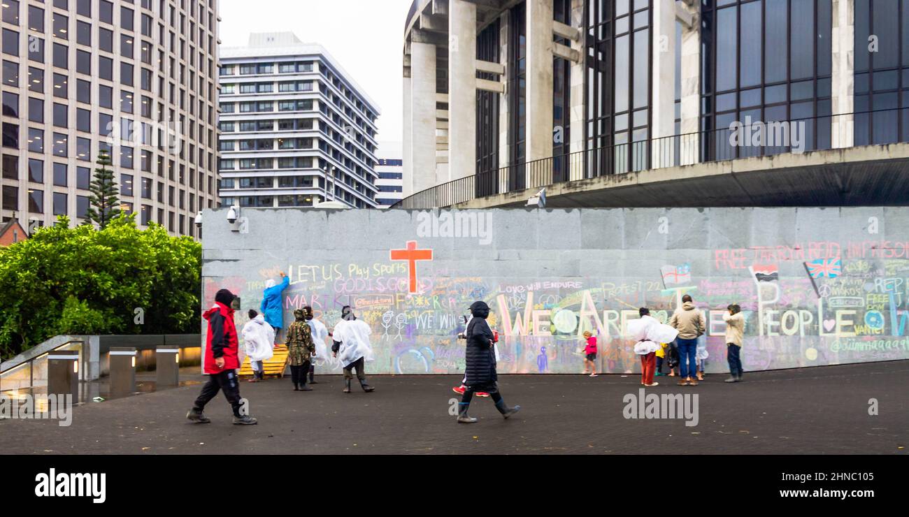 Wellington, New Zealand. February 13, 2022: Peaceful Protestors decorate the wall of the Beehive with messages about Freedom during the anti-mandate o Stock Photo