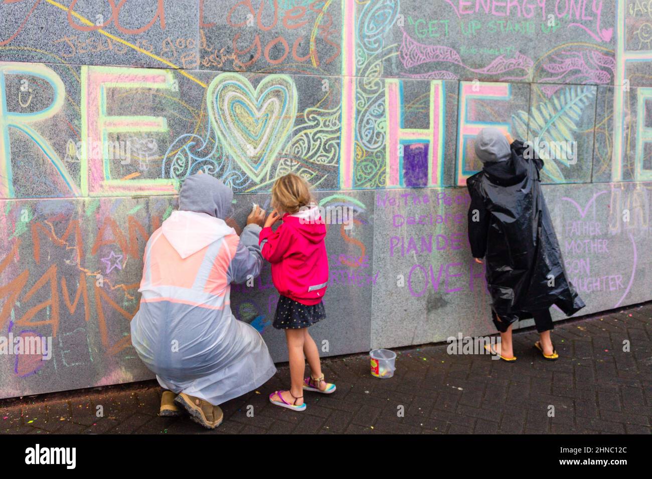 Wellington, New Zealand. February 13, 2022: Peaceful Protestors decorate the wall of the Beehive with messages about Freedom during the anti-mandate o Stock Photo