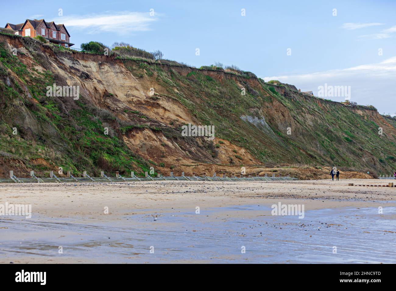 house perilously at the edge of collapsing cliff due to coastal erosion mundesely north norfolk coast Stock Photo