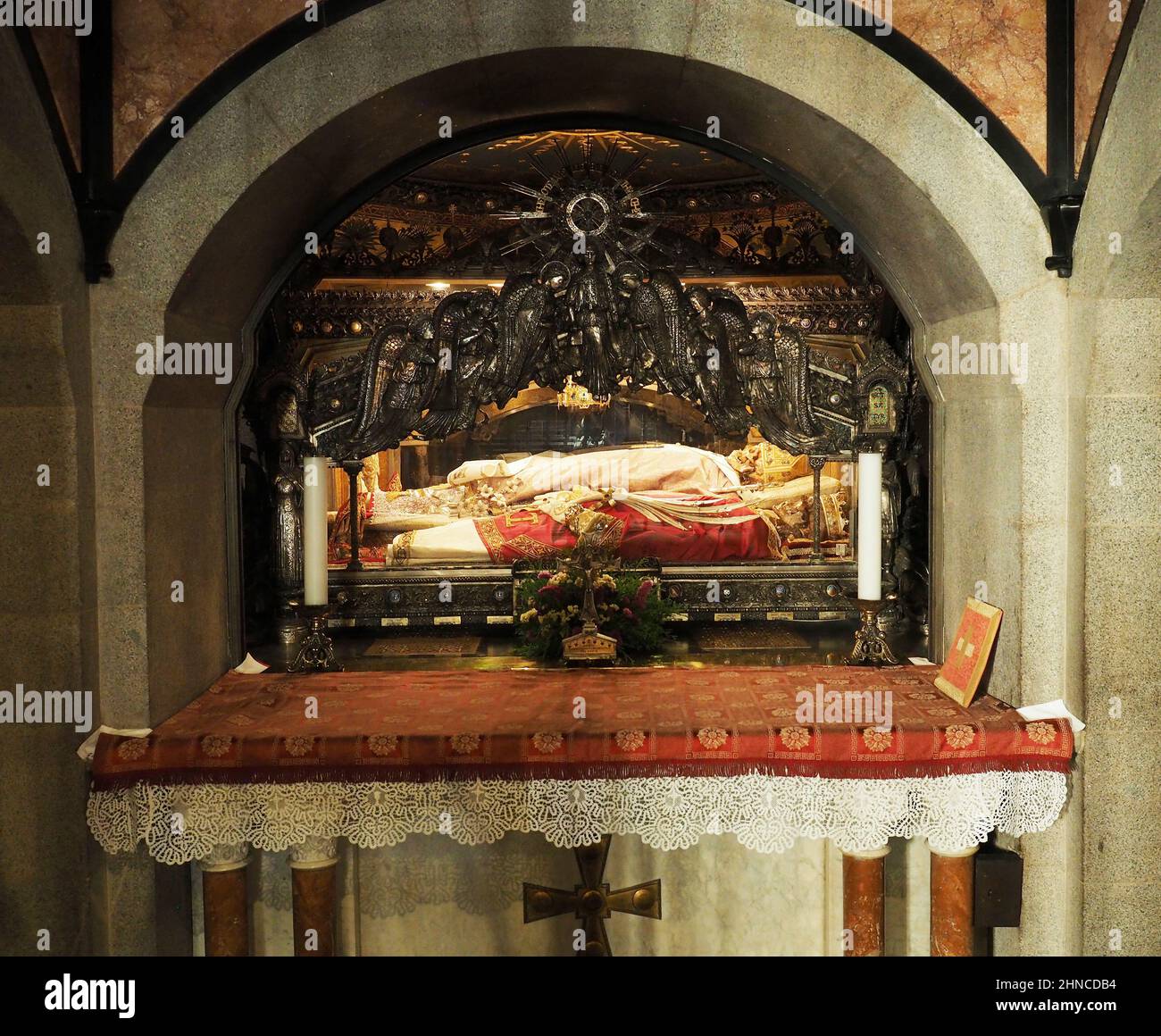 Italy, Lombardy, Milan. Sant'Ambrogio Basilica interior,Cripta della basilica di Sant’Ambrogio: corpi dei santi Ambrogio, Gervaso e Protaso Stock Photo