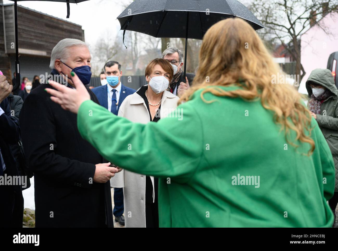 Kietelen ideologie Verschrikkelijk Riga, Latvia. 16th Feb, 2022. German President Frank-Walter Steinmeier and his wife Elke Büdenbender visit the Zanis Lipke Memorial and are guided through the memorial by Lolita Tomsone (right, with her back Kietelen ideologie Verschrikkelijk Riga, Latvia. 16th Feb, 2022. German President Frank-Walter Steinmeier and his wife Elke Büdenbender visit the Zanis Lipke Memorial and are guided through the memorial by Lolita Tomsone (right, with her back