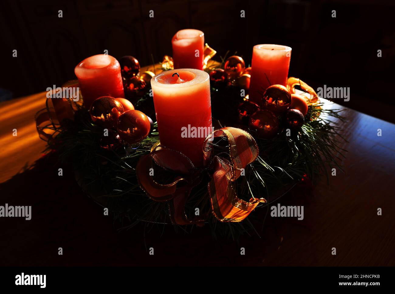 Weihnachten, Adventskranz mit Kerzen und Kugeln Stock Photo
