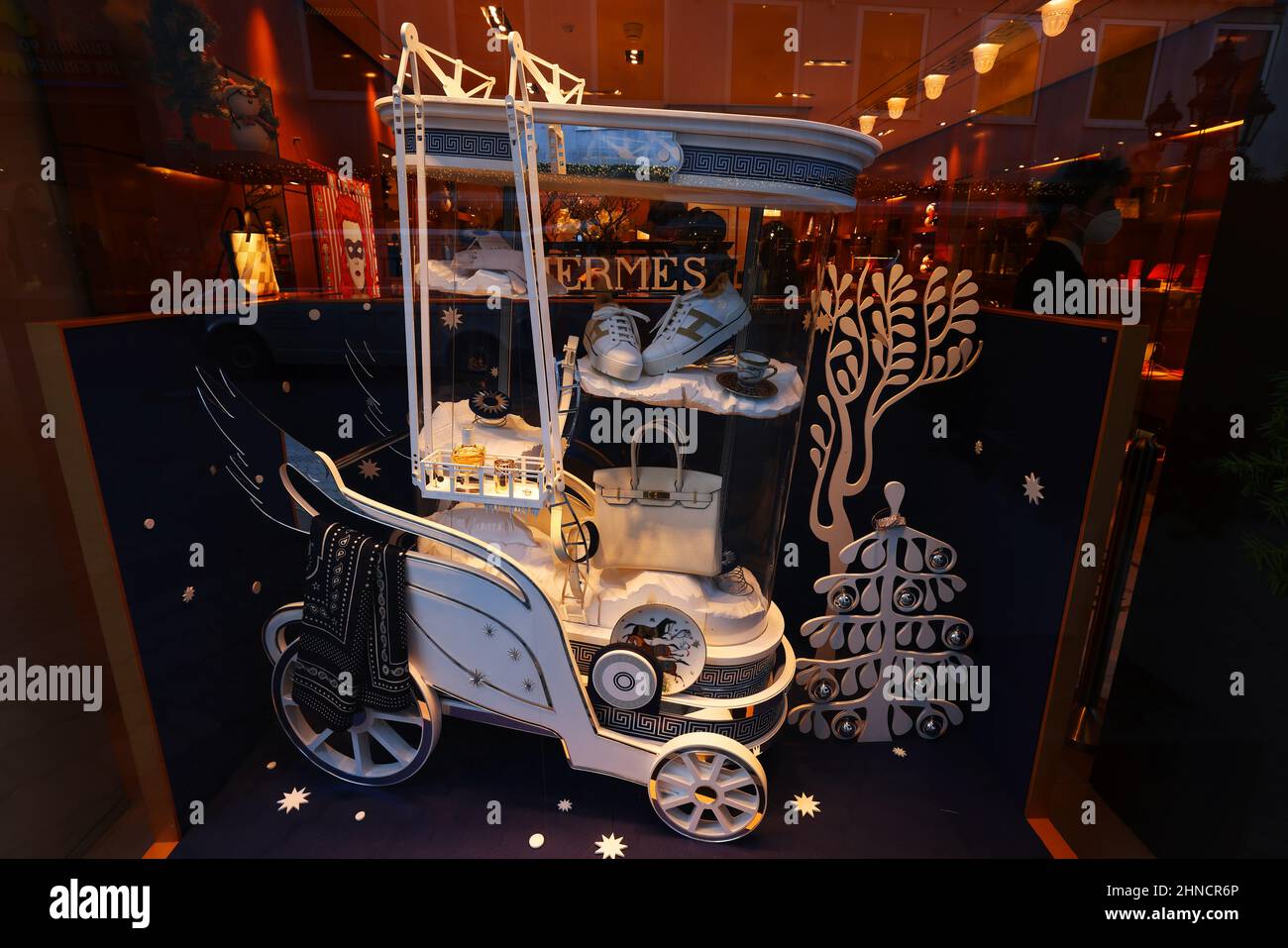 Bayern, Shoppen, Verkauf, Weihnachten in Nürnberg mit Kunstvoller Dekoration im Schaufenster ,mit Schuhen und Handtasche! Stock Photo