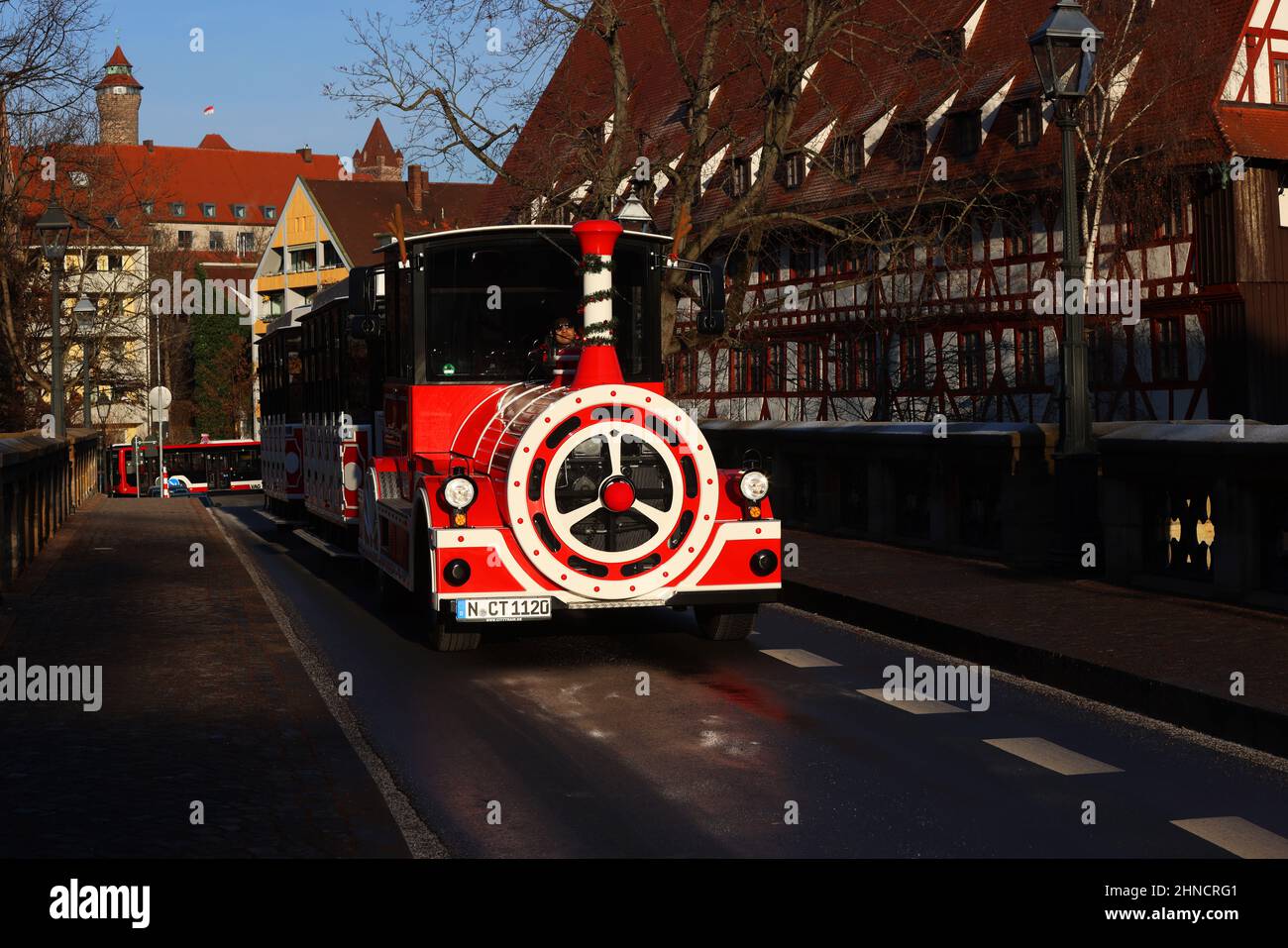 Bayern, Nürnberg, Altstadt, Innenstadt, Touristen  Eisenbahn mit Lok fährt  im Zentrum von Nürnberg an der Pegnitz Stock Photo