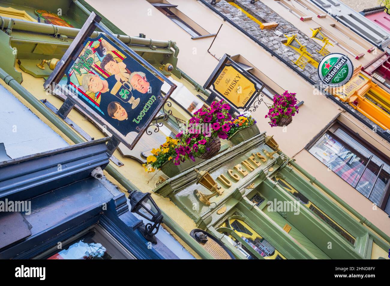 Ireland, County Clare, Ennistymon, Traditional pub front of Eugene's