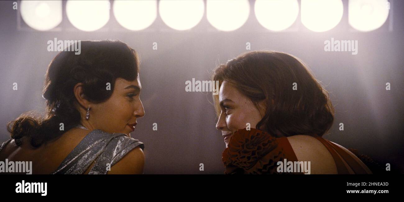 DEATH ON THE NILE (2022) GAL GADOT   EMMA MACKEY  KENNETH BRANAGH (DIR)  20TH CENTURY STUDIOS/MOVIESTORE COLLECTION Stock Photo