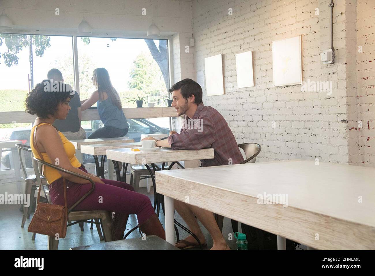 Kvartiraga sudrab olib kirilgan qizni stulga boglab qoygan seks videosi