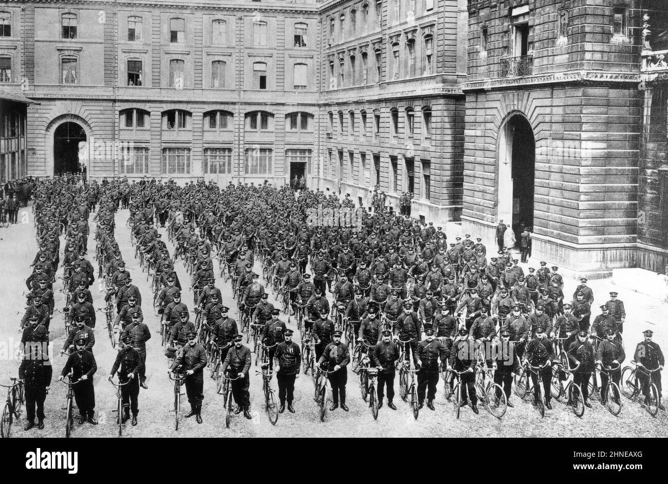 La brigade cycliste dans la cour de l'hôtel de police à Paris, vers 1910 - photographie - L'agent cycliste à été créé par le Préfet de Police Louis Lépine en 1900 pour assurer une surveillance de nuit dans les quartiers de Paris. Stock Photo