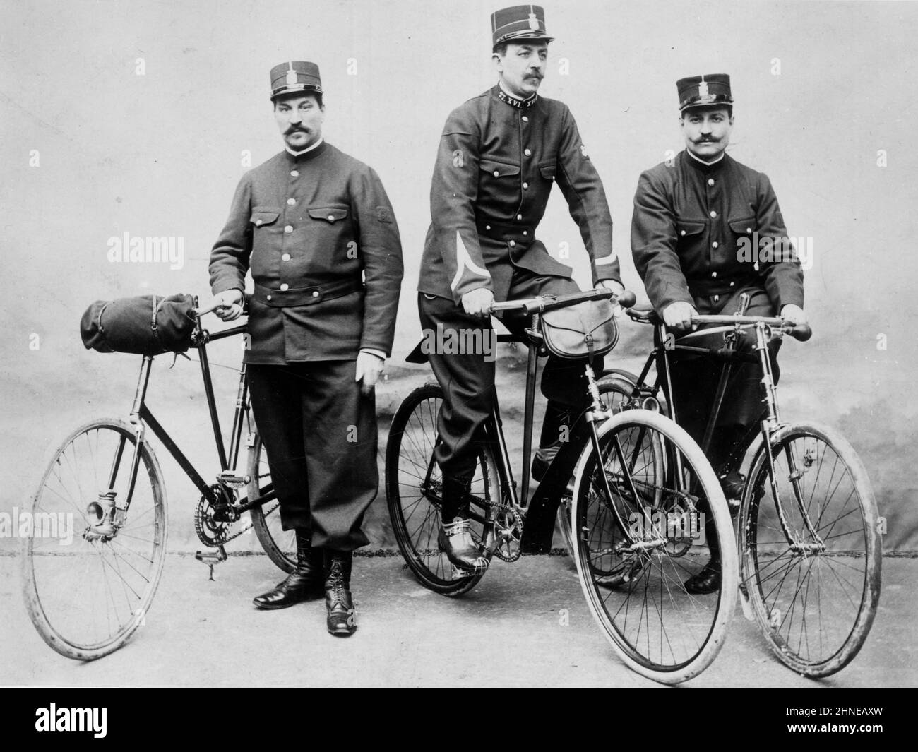 Agents cycliste de Monsieur Lépine à Paris - photographie, début du XXème siècle -  L'agent cycliste à été créé par le Préfet de Police Louis Lépine en 1900 pour assurer une surveillance de nuit dans les quartiers de Paris. Stock Photo