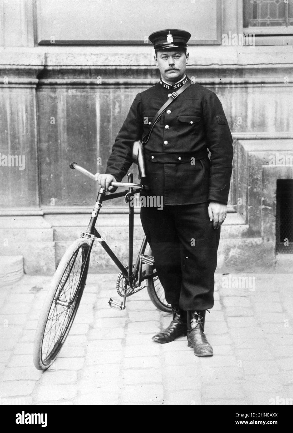 Agent cycliste parisien de M. Lepine - photographie - L'agent cycliste à été créé par le Préfet de Police Louis Lépine en 1900 pour assurer une surveillance de nuit dans les quartiers de Paris. Stock Photo