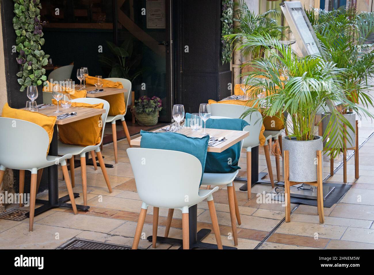 outdoor restaurant table Stock Photo Alamy