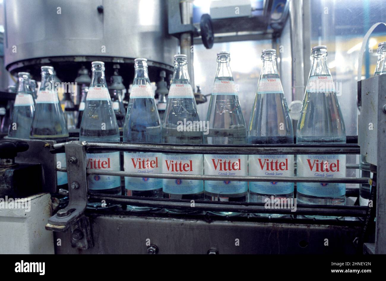 FRANCE USINE EMBOUTEILLAGE bouteilles verre VITTEL eau minerale Stock Photo