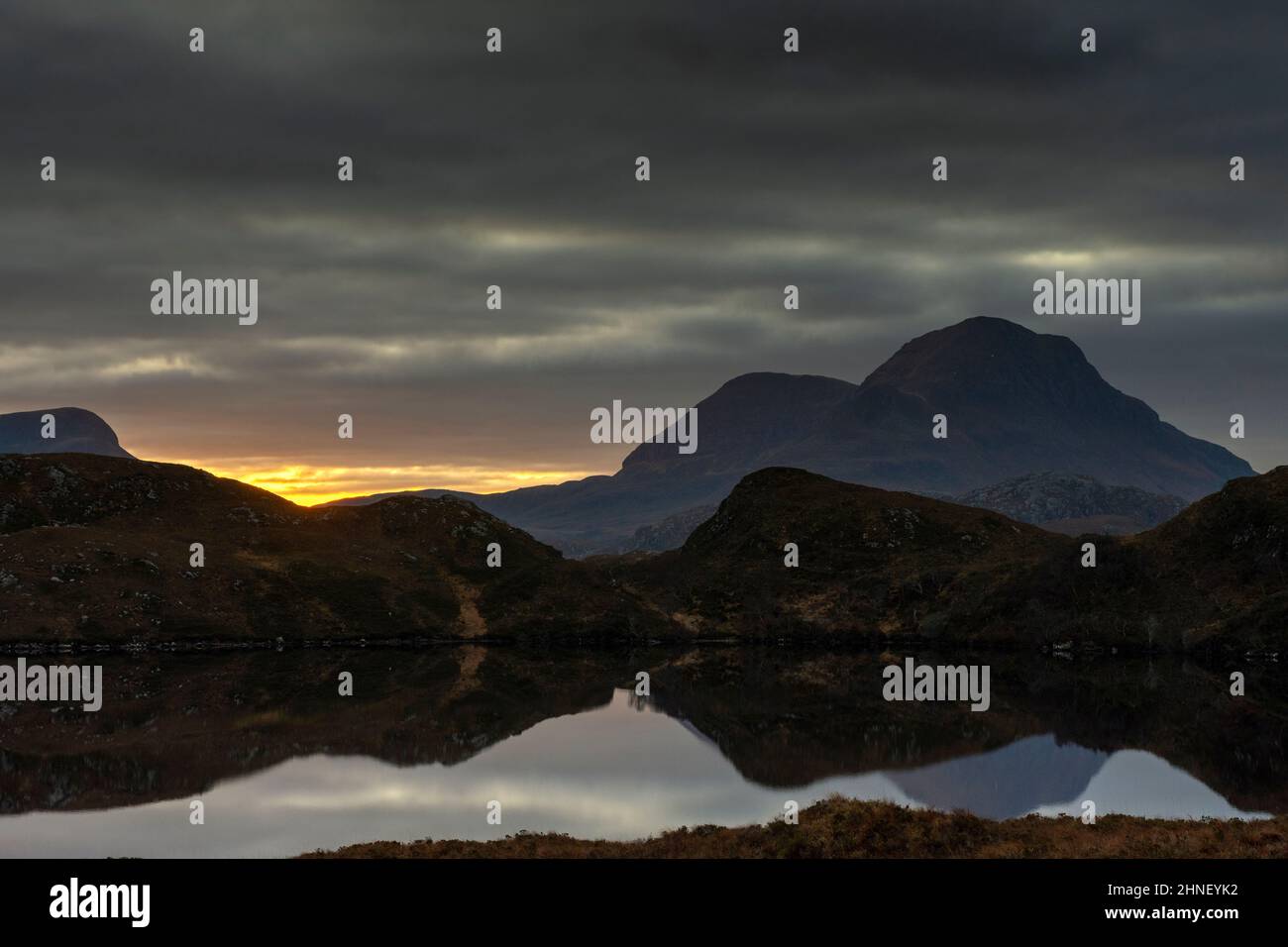 Sunrise over the peak of Cùl Beag, from Loch Buine Mòire, Coigach, Wester Ross, Highland region, Scotland, UK Stock Photo