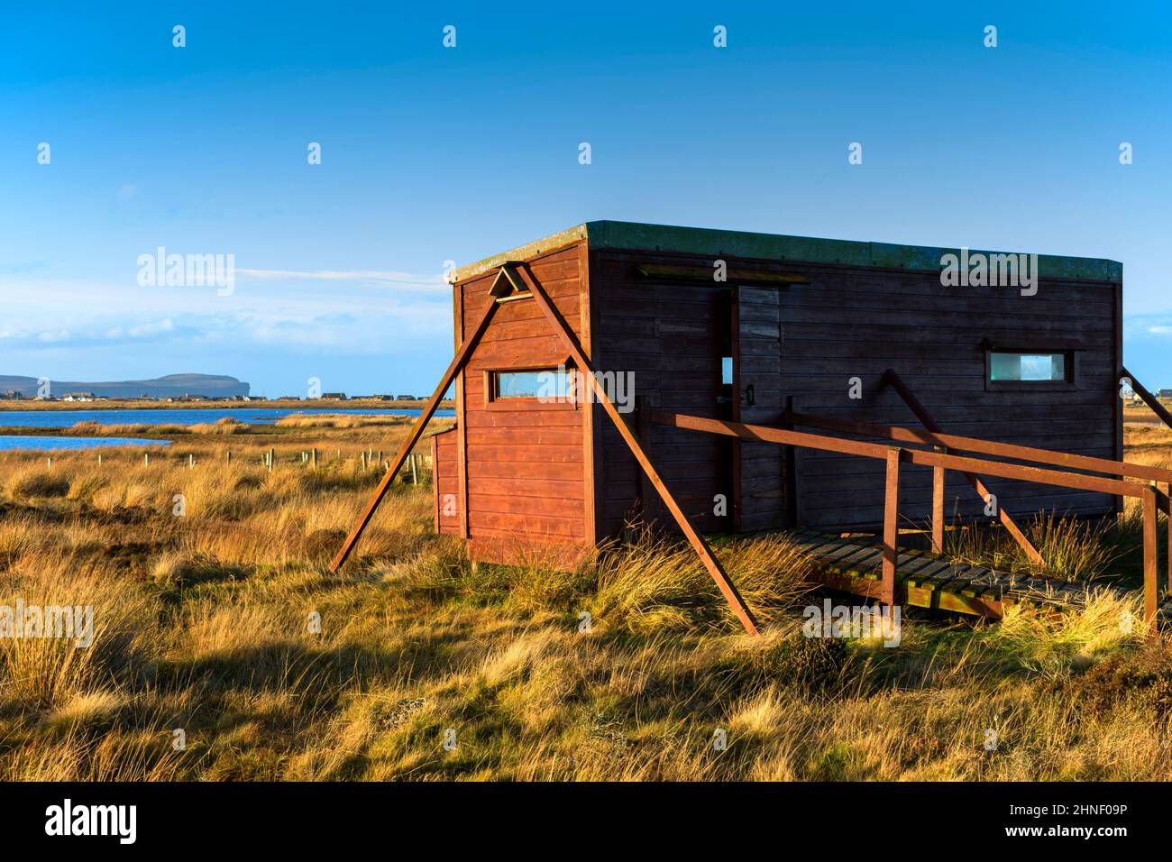 The Loch of Mey bird hide, near the village of Scarfskerry, Caithness, Scotland, UK.  Dunnet Head in the distance. Stock Photo
