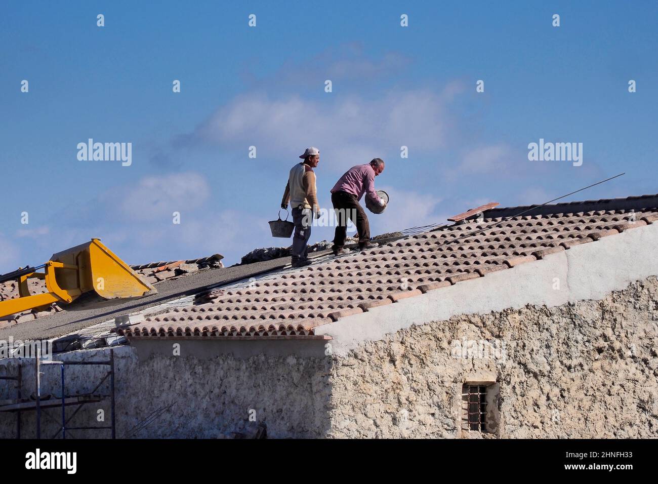 Roofers renovating an old cortijo, craftsmen renovate house, house renovation, roof renovation with use of excavator, Velez Rubio, Andalusia, Spain Stock Photo