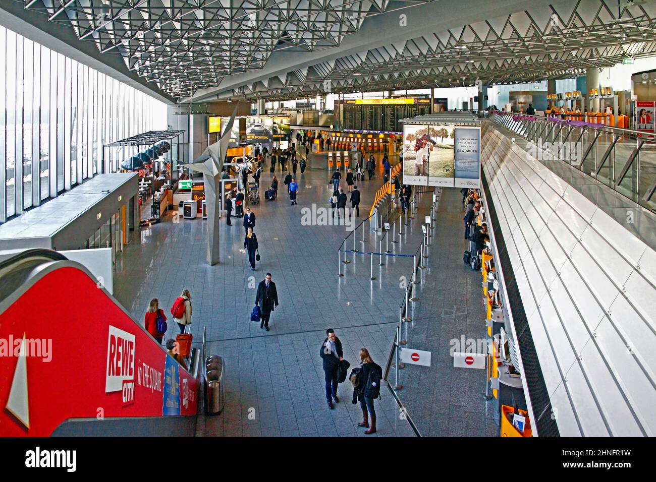 Departure hall B, display panel, travellers with luggage, passengers