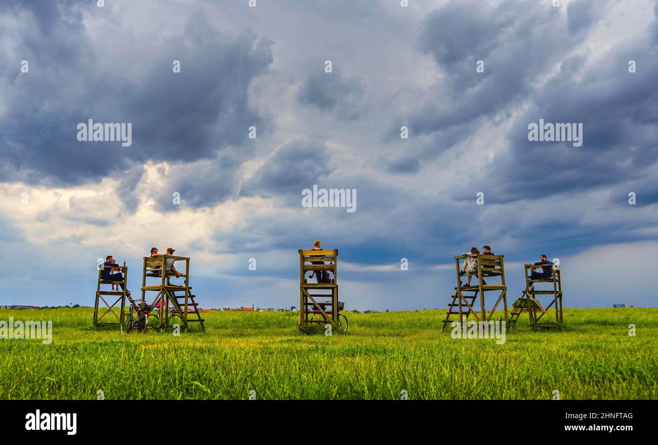 Tempelhofer Freiheit, Berlin. Leute beobachten das Wetter. Stock Photo