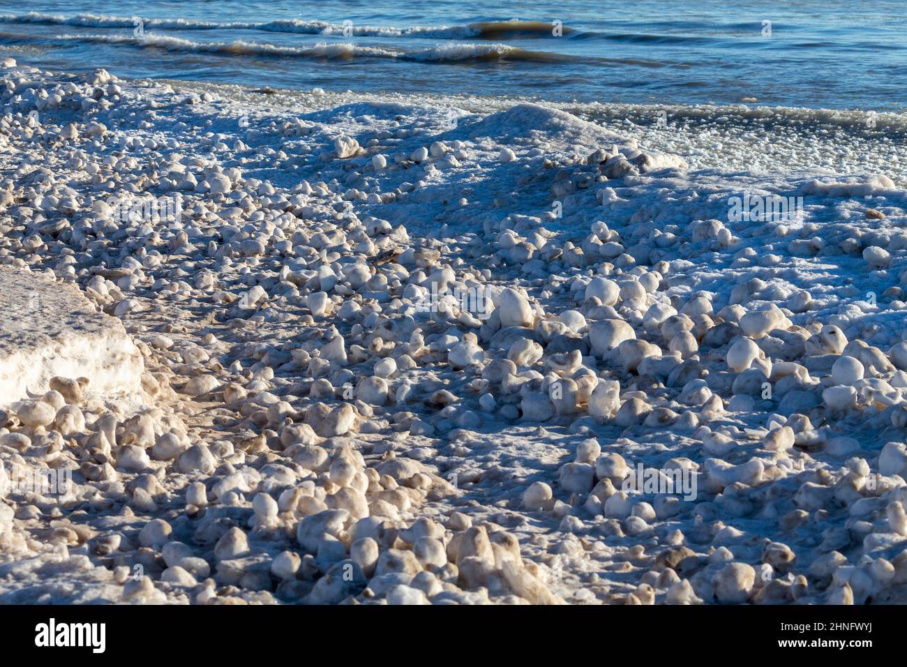 https://c8.alamy.com/comp/2HNFWYJ/snow-frost-and-wind-create-irregularly-shaped-ice-balls-on-the-shores-of-lake-michigan-2HNFWYJ.jpg