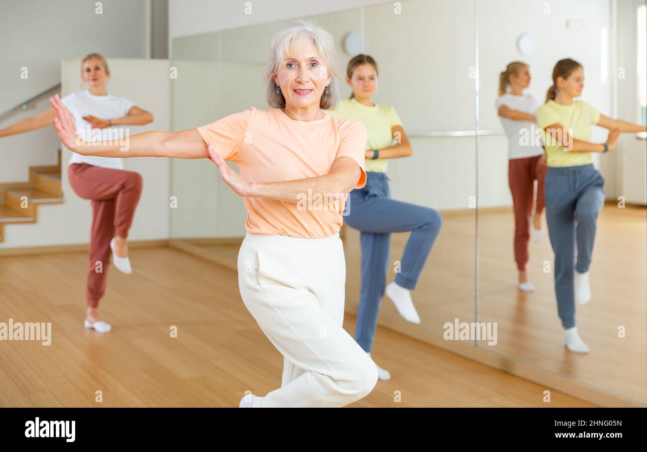 Mother teen daughter dance hi-res stock photography and images - Alamy