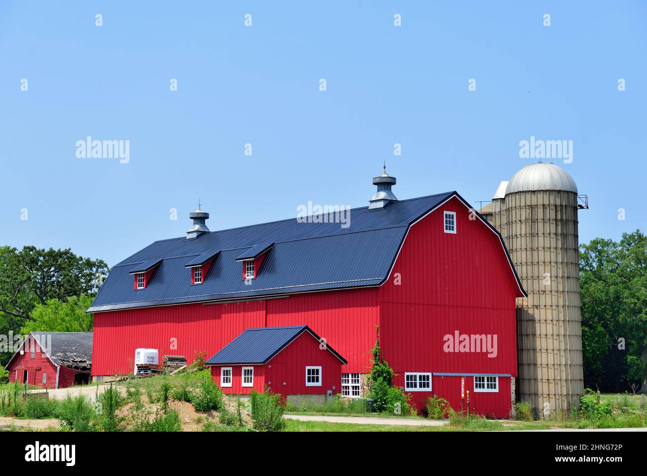 McHenry, Illinois, USA. A large, modern red barn in rural northeastern Illinois. Stock Photo